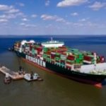 Para kru mengeruk di dekat kapal kontainer Ever Forward setelah kandas di lepas pantai dekat Pasadena, Md., 21 Maret 2022. (Foto: AP)