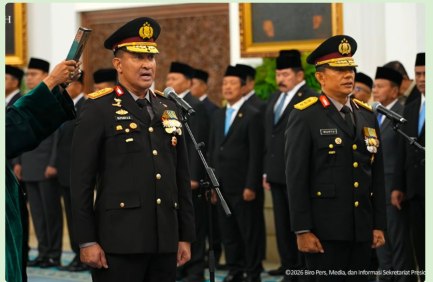 Pelantikan Kapolri Jenderal Suyudi Ario Seto dan Wakapolri Komjen Wahyu Hadiningrat di Istana Negara